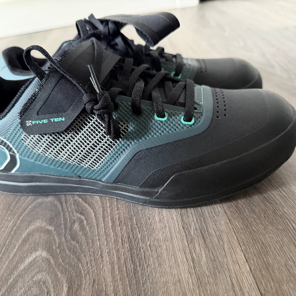 Clipless Mountain Bike Shoes - Five Ten Hellcat - Women's